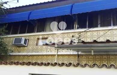 Imagem: A casa possui 5 Dormitórios, 1 Banheiro, 4 Vagas na garagem