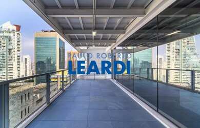 Imagem: O depósito possui 4 Vagas na garagem, 356m² de Área e está