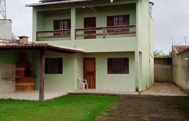 Imagem: A casa possui 4 Dormitórios, 2 Banheiros, 5 Vagas na garagem