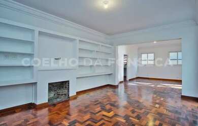 Imagem: A casa possui 4 Dormitórios, 4 Banheiros, 5 Vagas na garagem