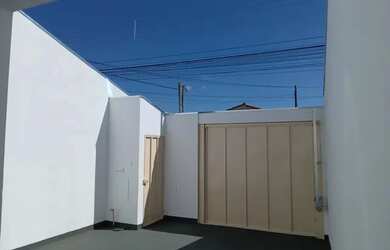 Imagem: A casa possui 3 Dormitórios, 1 Banheiro, 2 Vagas na garagem