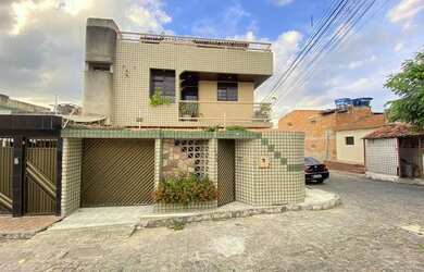 Imagem: A casa possui 4 Dormitórios, 4 Banheiros, 2 Vagas na garagem