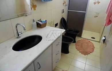 Imagem: A casa possui 4 Dormitórios, 3 Banheiros, 2 Vagas na garagem