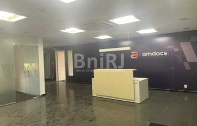 Imagem: O depósito possui 1 Vaga na garagem, 611m² de Área e está