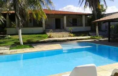 Imagem: A casa possui 3 Dormitórios, 2 Banheiros, 5 Vagas na garagem