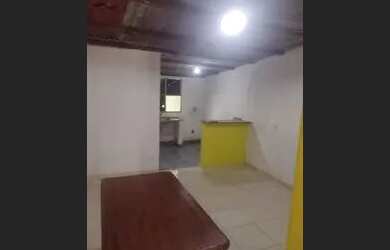 Imagem: A casa possui 2 Dormitórios, 1 Banheiro, 1 Vaga na garagem