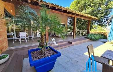 Imagem: A casa possui 5 Dormitórios, 5 Banheiros e 720m² de Área