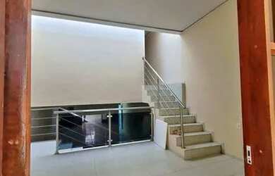 Imagem: A casa possui 3 Dormitórios, 2 Banheiros, 3 Vagas na garagem