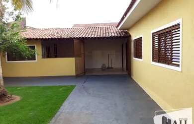 Imagem: A casa possui 3 Dormitórios, 4 Banheiros, 3 Vagas na garagem