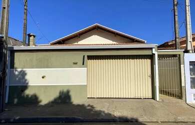 Imagem: A casa possui 3 Dormitórios, 2 Banheiros, 2 Vagas na garagem