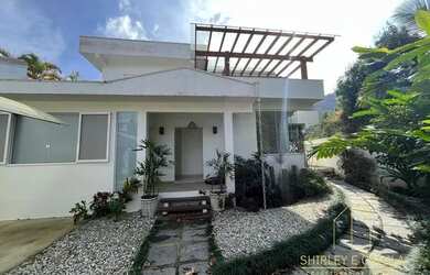 Imagem: A casa possui 5 Dormitórios, 5 Banheiros, 4 Vagas na garagem