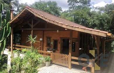 Imagem: A casa em condomínio possui 3 Dormitórios, 3 Banheiros, 350m²