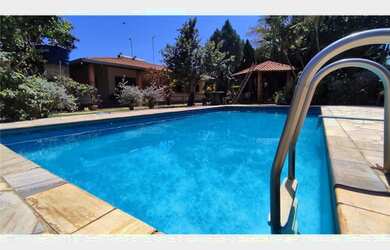 Imagem: A casa possui 3 Dormitórios, 2 Banheiros, 5 Vagas na garagem