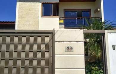 Imagem: A casa possui 3 Dormitórios, 2 Banheiros, 2 Vagas na garagem