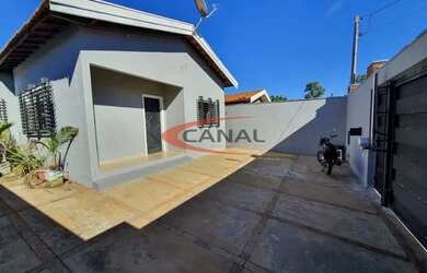 Imagem: A casa possui 5 Dormitórios, 2 Banheiros, 4 Vagas na garagem