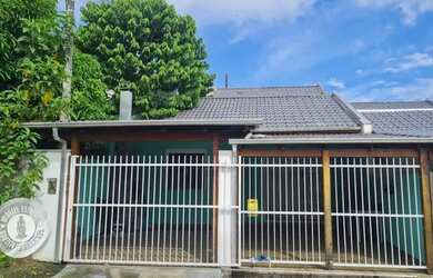 Imagem: A casa possui 2 Dormitórios, 1 Banheiro, 2 Vagas na garagem