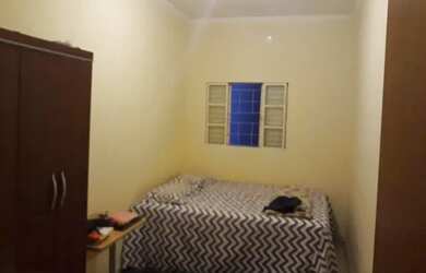 Imagem: A casa possui 2 Dormitórios, 1 Banheiro, 1 Vaga na garagem