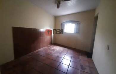 Imagem: A casa possui 2 Dormitórios, 2 Banheiros, 1 Vaga na garagem