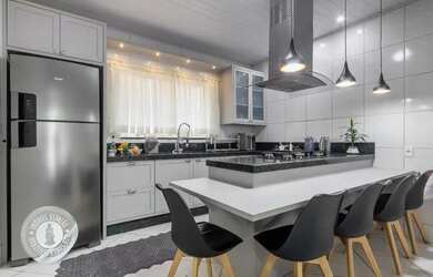 Imagem: A casa possui 3 Dormitórios, 1 Banheiro, 2 Vagas na garagem