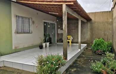 Imagem: A casa possui 2 Dormitórios, 2 Banheiros, 2 Vagas na garagem