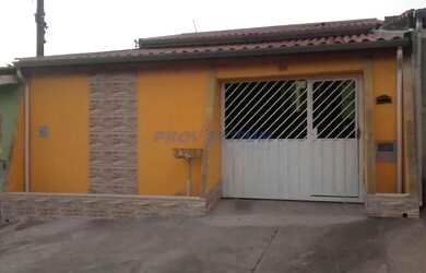 Imagem: A casa possui 3 Dormitórios, 1 Banheiro, 2 Vagas na garagem