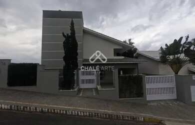 Imagem: A casa possui 3 Dormitórios, 3 Banheiros, 4 Vagas na garagem