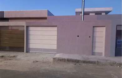 Imagem: A casa possui 4 Dormitórios, 2 Banheiros, 2 Vagas na garagem