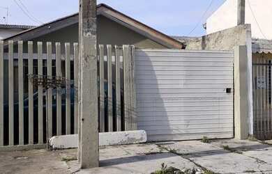 Imagem: A casa possui 4 Dormitórios, 1 Banheiro, 2 Vagas na garagem