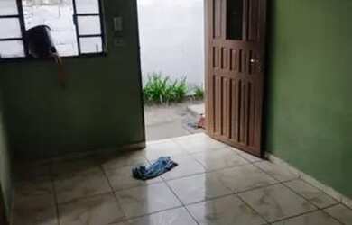 Imagem: A casa possui 2 Dormitórios, 1 Banheiro, 1 Vaga na garagem