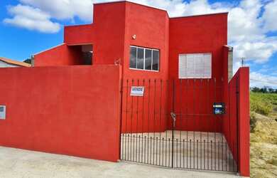 Imagem: A casa possui 2 Dormitórios, 1 Banheiro, 1 Vaga na garagem