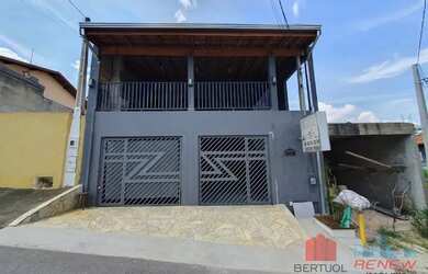 Imagem: A casa possui 3 Dormitórios, 2 Banheiros, 1 Vaga na garagem