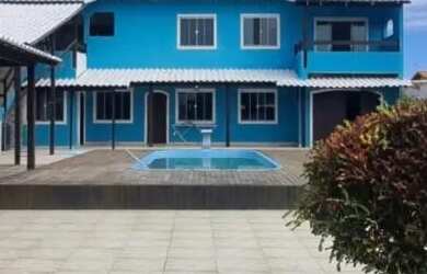 Imagem: A casa possui 3 Dormitórios, 4 Banheiros, 5 Vagas na garagem