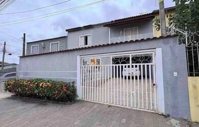 Imagem: A casa possui 3 Dormitórios, 3 Banheiros, 2 Vagas na garagem