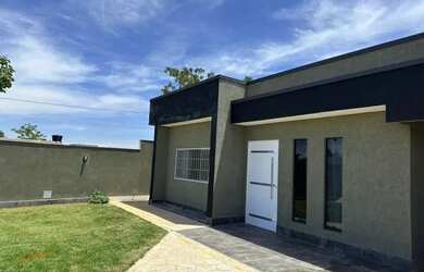 Imagem: A casa possui 2 Dormitórios, 1 Banheiro, 2 Vagas na garagem