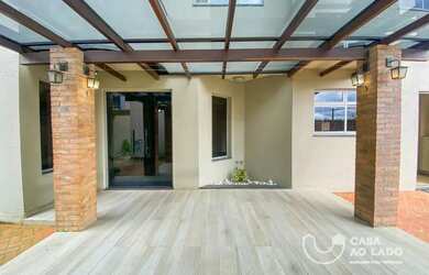 Imagem: A casa possui 3 Dormitórios, 3 Banheiros, 2 Vagas na garagem