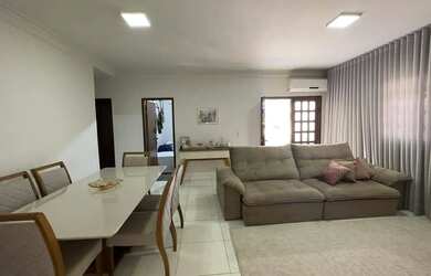 Imagem: A casa possui 3 Dormitórios, 1 Banheiro, 1 Vaga na garagem