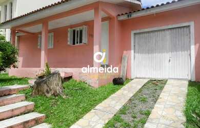 Imagem: A casa possui 3 Dormitórios, 2 Banheiros, 2 Vagas na garagem