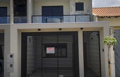 Imagem: A casa possui 3 Dormitórios, 3 Banheiros, 2 Vagas na garagem