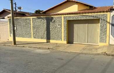 Imagem: A casa possui 4 Dormitórios, 2 Banheiros, 3 Vagas na garagem