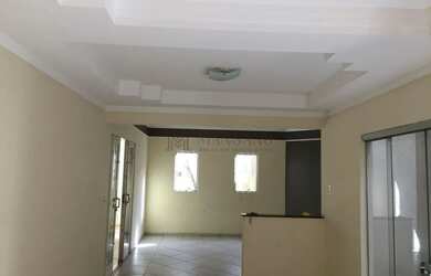 Imagem: A casa possui 3 Dormitórios, 2 Banheiros, 1 Vaga na garagem