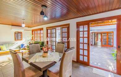 Imagem: A casa possui 4 Dormitórios, 3 Banheiros, 4 Vagas na garagem