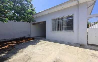 Imagem: A casa possui 2 Dormitórios, 1 Banheiro, 2 Vagas na garagem