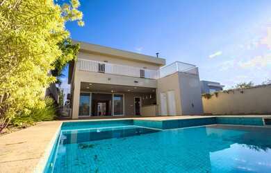 Imagem: A casa em condomínio possui 4 Dormitórios, 5 Banheiros, 4