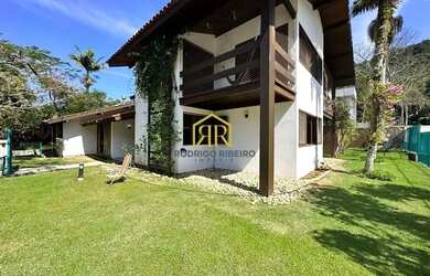 Imagem: A casa possui 5 Dormitórios, 4 Banheiros, 4 Vagas na garagem