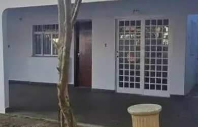 Imagem: A casa possui 2 Dormitórios, 2 Banheiros, 2 Vagas na garagem