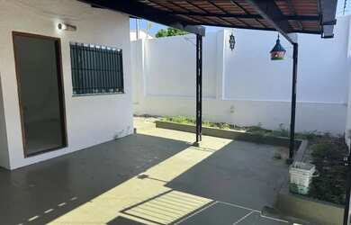 Imagem: A casa possui 2 Dormitórios, 1 Banheiro, 2 Vagas na garagem