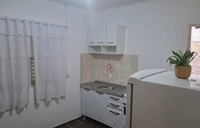 Imagem: A casa possui 1 Dormitório, 1 Banheiro, 1 Vaga na garagem