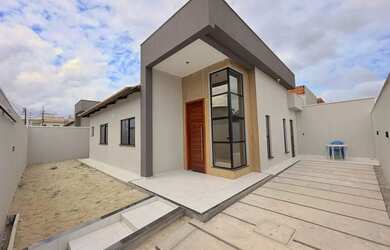 Imagem: A casa possui 3 Dormitórios, 2 Banheiros, 2 Vagas na garagem