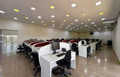 Imagem: O depósito possui 4 Vagas na garagem e 360m² de Área e está