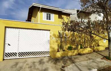 Imagem: A casa possui 3 Dormitórios, 3 Banheiros, 4 Vagas na garagem